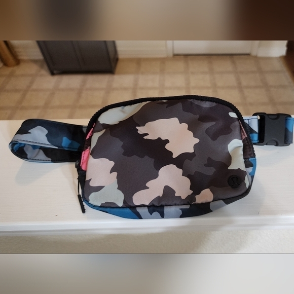 Lululemon Everywhere Belt Bag Heritage 365 Camo Hawaiian - Picture 2 of 15